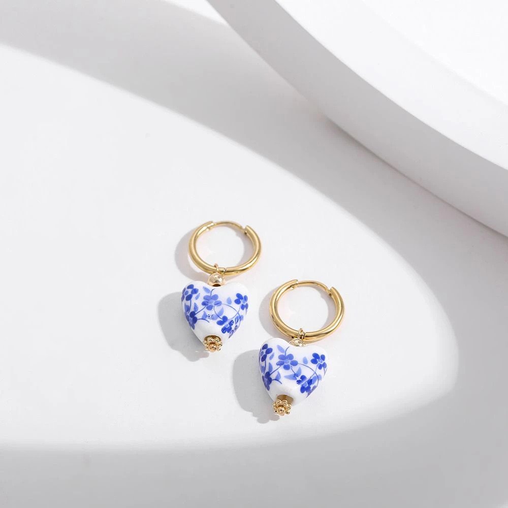 ブルー＆ホワイト ハートフープピアス